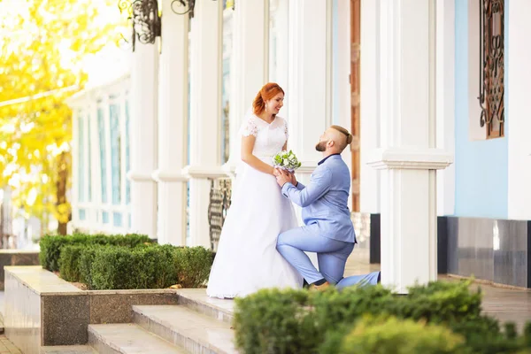 Gewoon Liefdevolle Hipster Echtpaar Trouwjurk Pak Het Park Gelukkige Bruid — Stockfoto