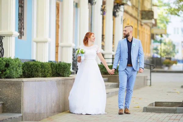 Gewoon Liefdevolle Hipster Echtpaar Trouwjurk Pak Het Park Gelukkige Bruid — Stockfoto