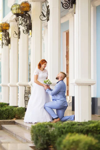 Gewoon Liefdevolle Hipster Echtpaar Trouwjurk Pak Het Park Gelukkige Bruid — Stockfoto