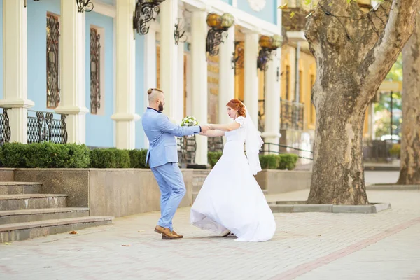 Gewoon Liefdevolle Hipster Echtpaar Trouwjurk Pak Het Park Gelukkige Bruid — Stockfoto