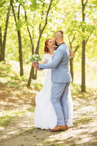 Apenas Casado Casal Hipster Amoroso Vestido Noiva Terno Parque Noiva — Fotografia de Stock