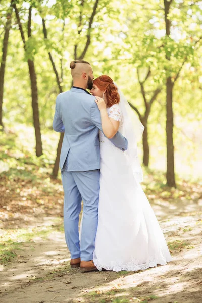 Apenas Casado Casal Hipster Amoroso Vestido Noiva Terno Parque Noiva — Fotografia de Stock