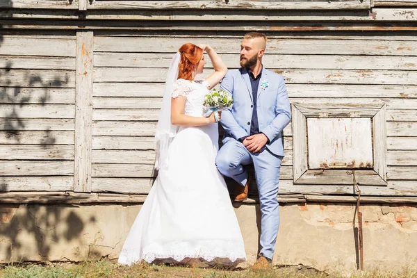 Apenas Casado Casal Hipster Amoroso Vestido Noiva Terno Posando Frente — Fotografia de Stock