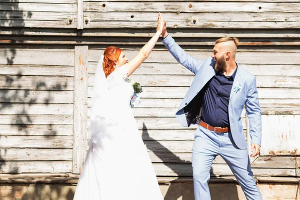 Hipster 결혼식에서 드레스 포즈에 낭만적인 — 스톡 사진