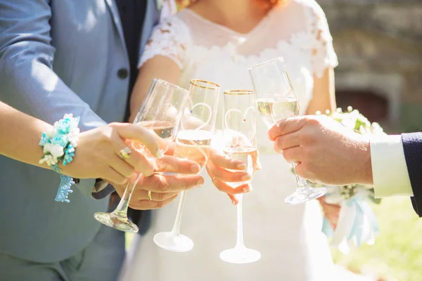 Die Menschen Halten Gläser Mit Weißwein Den Händen Hochzeitsgesellschaft Freunde — Stockfoto