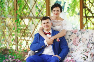 Sadece evli sevgi dolu hipster çift düğün giysi ve parkta takım. Mutlu gelin ve damat güzel bahçede yürüyüş. Romantik evli genç aile. Düğün yaz