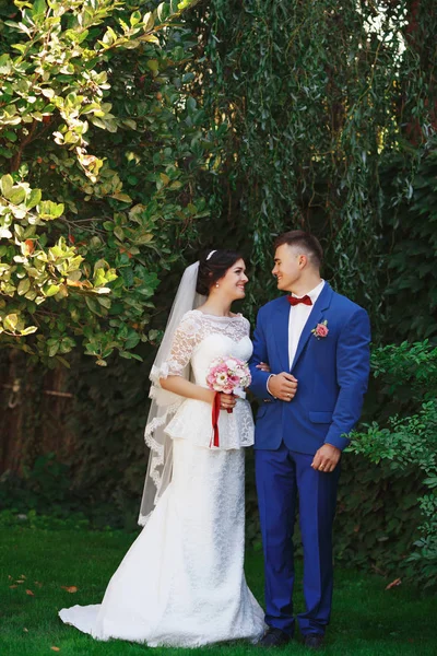 刚刚结婚爱嬉皮士夫妇在婚纱和西装在公园里 愉快的新娘和新郎走在美丽的花园 浪漫已婚年轻的家庭 夏季婚礼 — 图库照片