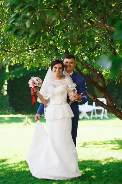 刚刚结婚爱嬉皮士夫妇在婚纱和西装在公园里 愉快的新娘和新郎走在美丽的花园 浪漫已婚年轻的家庭 夏季婚礼 — 图库照片