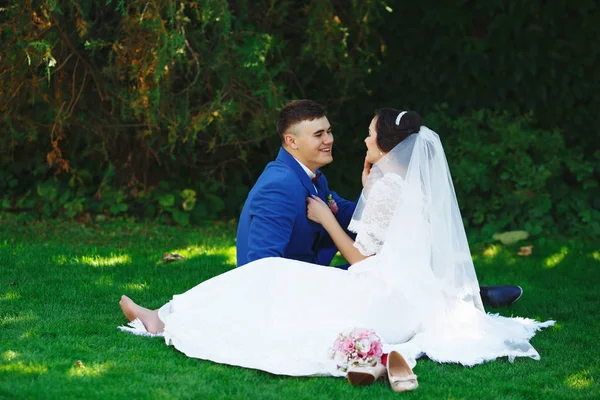 Apenas Casado Casal Hipster Amoroso Vestido Noiva Terno Parque Noiva — Fotografia de Stock