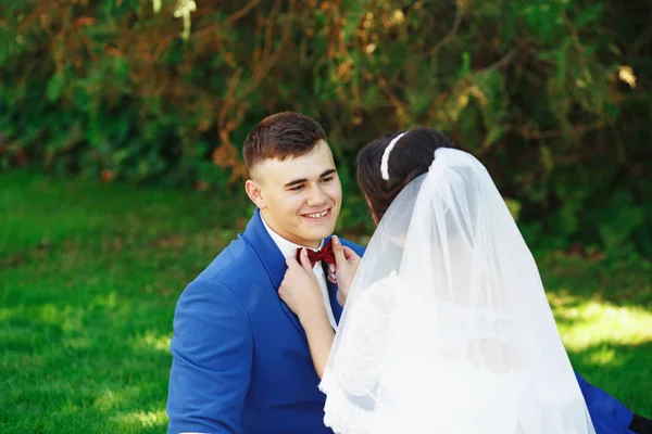 Das Frisch Verheiratete Hipster Paar Brautkleid Und Anzug Park Glückliche — Stockfoto