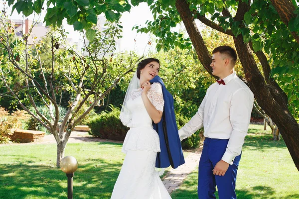 Gewoon Liefdevolle Hipster Echtpaar Trouwjurk Pak Het Park Gelukkige Bruid — Stockfoto