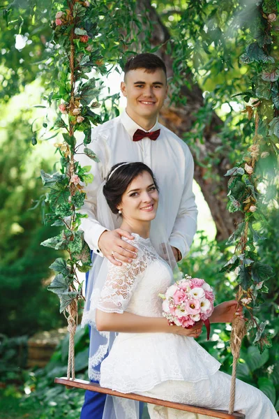 결혼된 Hipster 드레스와 공원에서 그리고 정원에서 낭만적인 결혼식 — 스톡 사진
