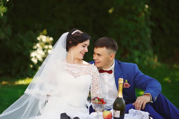 Das Frisch Verheiratete Hipster Paar Brautkleid Und Anzug Park Glückliche — Stockfoto