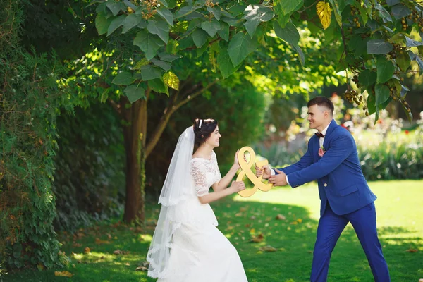 Apenas Casado Casal Hipster Amoroso Vestido Noiva Terno Parque Noiva — Fotografia de Stock