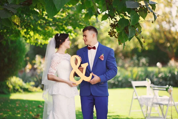 Das Frisch Verheiratete Hipster Paar Brautkleid Und Anzug Park Glückliche — Stockfoto