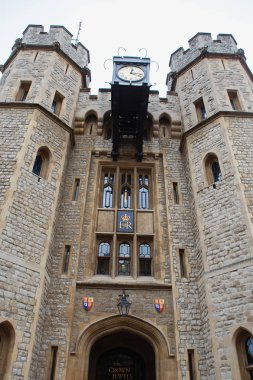 Londra, İngiltere - 21 Ağustos 2017: Tower of London, resmen Majestelerinin Kraliyet Sarayı ve Londra Kulesi kale Thames Nehri üzerinde yer alan tarihi bir kale olduğunu