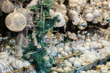 Noel pazarının yakın durak Viyana, Avusturya. Noel süslemeleri bir Noel Pazar. Mutlu Noeller, şirin şenlikli dekorasyon, yeni yıl için güzel oyuncaklar