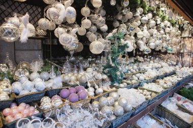 Noel pazarının yakın durak Viyana, Avusturya. Noel süslemeleri bir Noel Pazar. Mutlu Noeller, şirin şenlikli dekorasyon, yeni yıl için güzel oyuncaklar