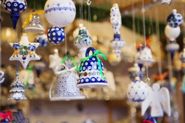 Noel pazarının yakın durak Viyana, Avusturya. Noel süslemeleri bir Noel Pazar. Mutlu Noeller, şirin şenlikli dekorasyon, yeni yıl için güzel oyuncaklar