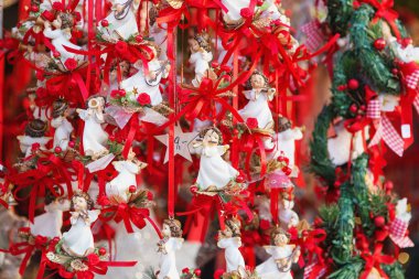 Noel pazarının yakın durak Viyana, Avusturya. Noel süslemeleri bir Noel Pazar. Mutlu Noeller, şirin şenlikli dekorasyon, yeni yıl için güzel oyuncaklar