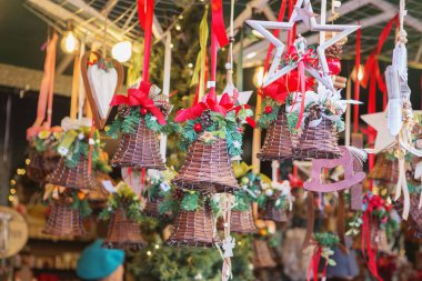 Noel pazarının yakın durak Viyana, Avusturya. Noel süslemeleri bir Noel Pazar. Mutlu Noeller, şirin şenlikli dekorasyon, yeni yıl için güzel oyuncaklar