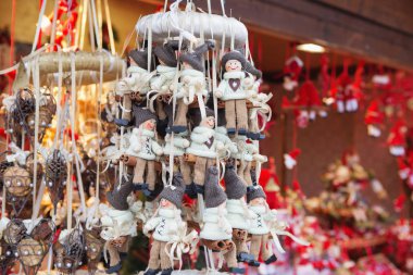 Noel pazarının yakın durak Viyana, Avusturya. Noel süslemeleri bir Noel Pazar. Mutlu Noeller, şirin şenlikli dekorasyon, yeni yıl için güzel oyuncaklar