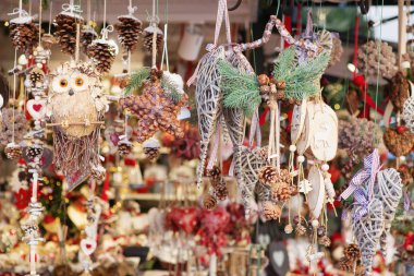 Noel pazarının yakın durak Viyana, Avusturya. Noel süslemeleri bir Noel Pazar. Mutlu Noeller, şirin şenlikli dekorasyon, yeni yıl için güzel oyuncaklar