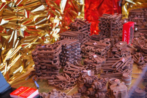 Zbliżenie Jarmark Bożonarodzeniowy Stoisko Wiedniu Austria Różne Narzędzia Wykonane Czekolady — Zdjęcie stockowe