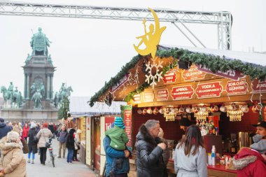 Vienna, Avusturya - 25 Kasım 2018: Maria Theresa-kare, Viyana, Avusturya, Noel pazarı