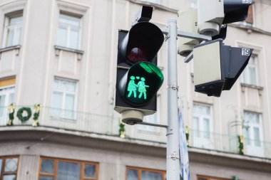 Yaya geçidi trafik ışığı aynı sevgi ve bir kalp onları, yeşil ışıklı arasında çift seks