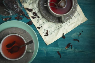 Düz yatıyordu. Karanlık ve Moody, mistik ışık gıda fotoğrafçılığı. Nar çay. Çay gibi demleyin. İki bardak çay bir loş akşam ışık natürmort. 5 çayı