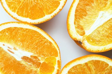 Dört yarım sulu olgun turuncu meyve beyaz arka plan üzerinde izole