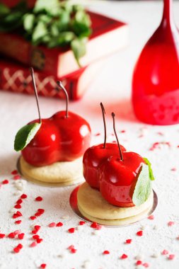 Mus tatlı bir kiraz şeklinde. Mousse Kek