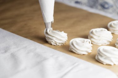 Hatmi yapma süreci. Şef şekerleme çantası krem parşömen kağıt pasta dükkanı mutfak at için eller yukarı kapatın