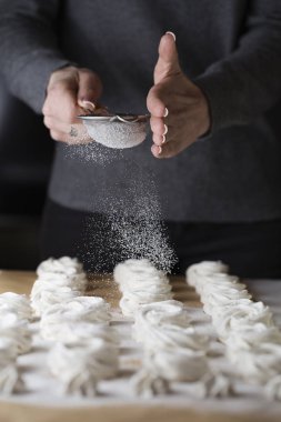 Hatmi yapma süreci. İle toz el Şef metal elek yağmurlama zephyr ile yakın şeker pasta dükkanı mutfak at. pudra şeker şeker tozu şekerlemeler