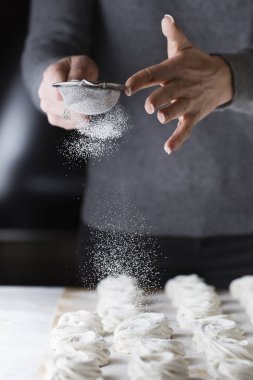 Hatmi yapma süreci. İle toz el Şef metal elek yağmurlama zephyr ile yakın şeker pasta dükkanı mutfak at. pudra şeker şeker tozu şekerlemeler