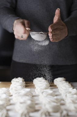 Hatmi yapma süreci. İle toz el Şef metal elek yağmurlama zephyr ile yakın şeker pasta dükkanı mutfak at. pudra şeker şeker tozu şekerlemeler