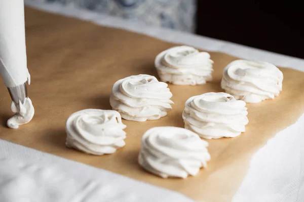 Processo Fabbricazione Del Marshmallow Primo Piano Mani Dello Chef Con — Foto Stock