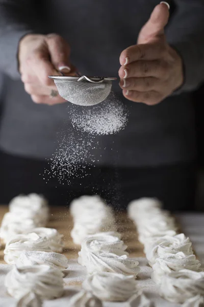 マシュマロを作るプロセス 近い金属ふるい散水ゼファーとシェフの手を粉砂糖菓子屋キッチンで 菓子振りかける砂糖菓子パウダー — ストック写真