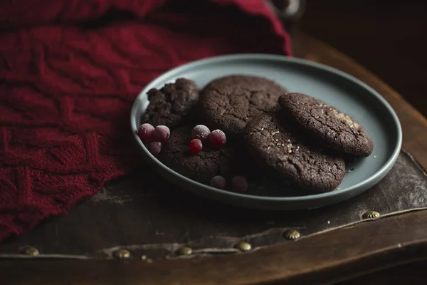 Bolachas Chocolate Com Cerejas Congeladas Prato Dark Moody Mystic Light — Fotografia de Stock