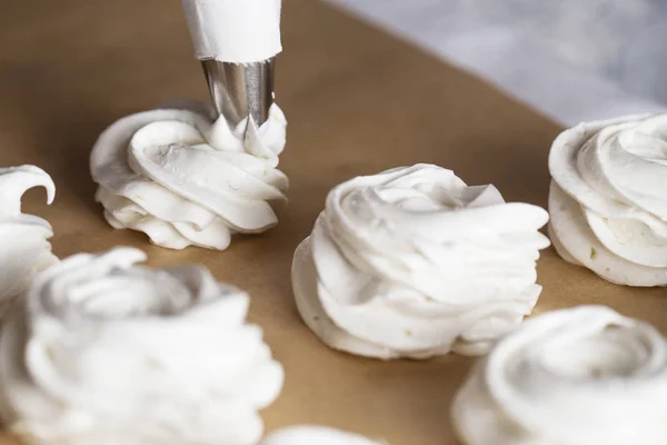 マシュマロを作るプロセス ペストリー ショップ キッチンでパーチメント紙に菓子袋クリームとシェフの手を閉じる — ストック写真