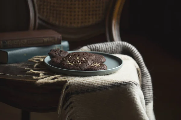 Шоколадное Печенье Тарелке Тёмные Капризные Мистические Легкие Фотографии Еды — стоковое фото
