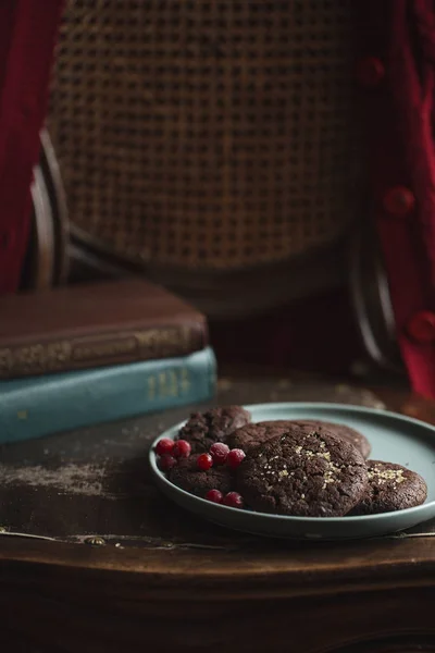 Шоколадное Печенье Замороженной Вишней Тарелке Тёмные Капризные Мистические Легкие Фотографии — стоковое фото