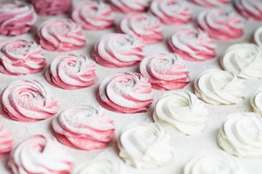 Zephyr hatmi pasta dükkanı mutfak at yapma süreci. Ev yapımı pembe krema toz şeker. Gıda fotoğrafçılık. Pudra şekeri ile tozunu zephyr.