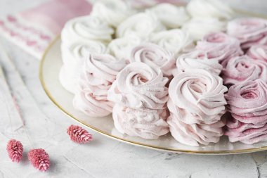 Şekerli tatlı zephyr marshmallow kapatın. Büyük zephyr ile pudra şekeri serpilir. Sevgililer günü kavramı. Gıda fotoğrafçılık. Natürmort kompozisyon