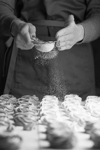 Der Prozess Der Herstellung Von Eibisch Hände Des Chefs Mit — Stockfoto