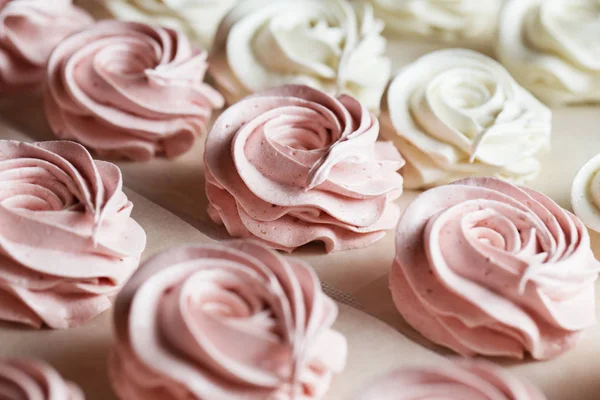 Zephyr hatmi pasta dükkanı mutfak at yapma süreci. Taze beyaz ve pembe meyve lokum gül. Gıda fotoğrafçılığı