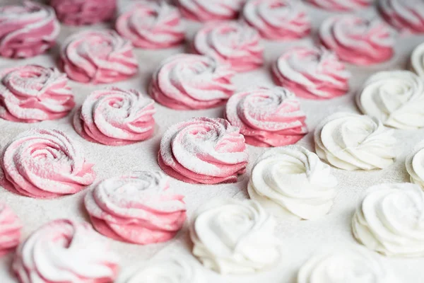 Zephyr hatmi pasta dükkanı mutfak at yapma süreci. Ev yapımı pembe krema toz şeker. Gıda fotoğrafçılık. Pudra şekeri ile tozunu zephyr.