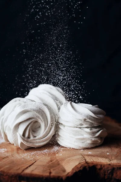 ペストリー ショップ キッチンでゼファーのマシュマロを作るプロセス 木製の背景に粉砂糖で自家製の白いマシュマロ 食べ物の写真 粉砂糖をまぶしたゼファー — ストック写真