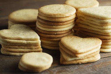 Danimarka tarzı kurabiyeleri ve aromalı ballı bisküvi. Gevrek lezzetli tatlı yemek ve yararlı kraker yığını. Gıda fotoğrafçılığı